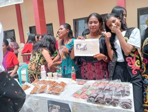 Gelar karya hasil olahan kripik olahan siswa kelas X SMA Santo Yosep Sangatta