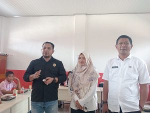 Ketua MERCY Kutim, Ikhwan Syarif di dampingi Perwakilan Sekolah SD 003 Sangatta Utara dan Kepala Desa Swaga Bara Wahyudin Usman saat memberikan keterangan kepada wartawan 