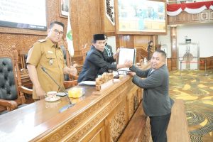 Anggota Fraksi PPP Mohammad Ali saat menyerahkan pandangan Fraksi Kepada Ketua DPRD Kutim, Jimmy